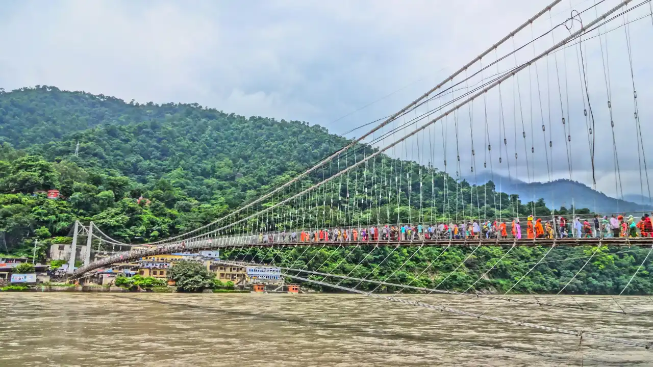 Hindu_pilgrimage_site_Rishikesh_Ram_Jhula_bridge_2015