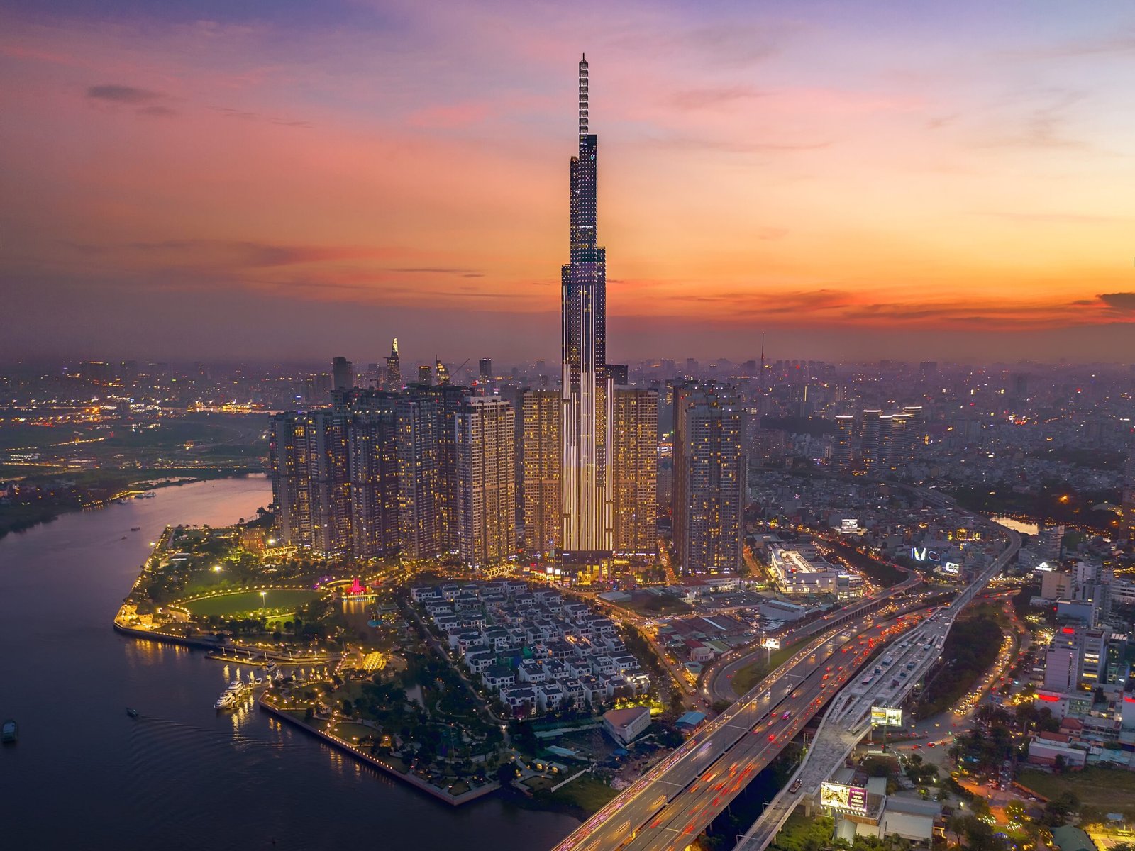 Ho_Chi_Minh_City_panorama_2019_(cropped2)
