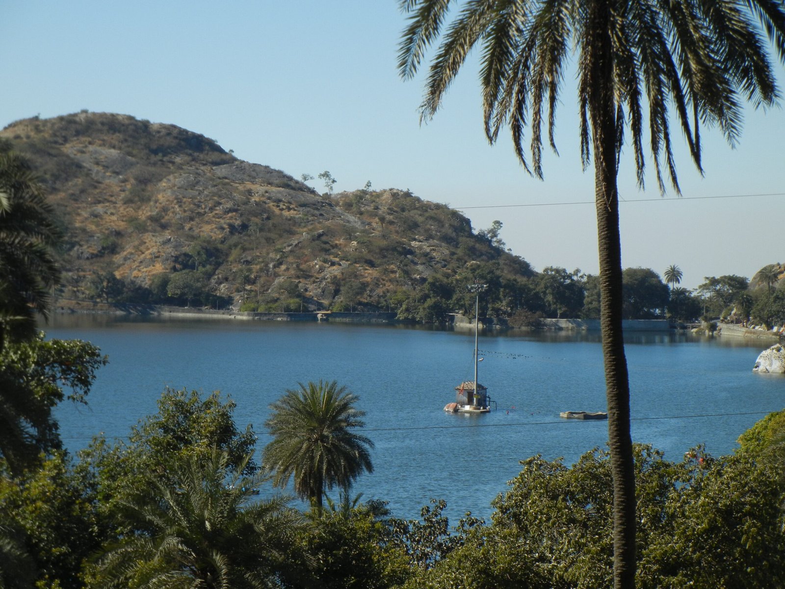 Nakki_Lake_during_daytime