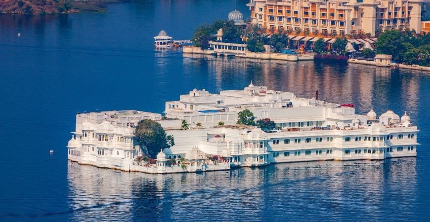 sterling-balicha-udaipur-lake-pichola.jpg.imgw.1280.1280