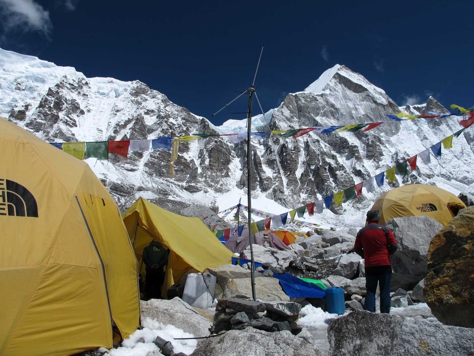 tents-at-everest-base-camp-1204